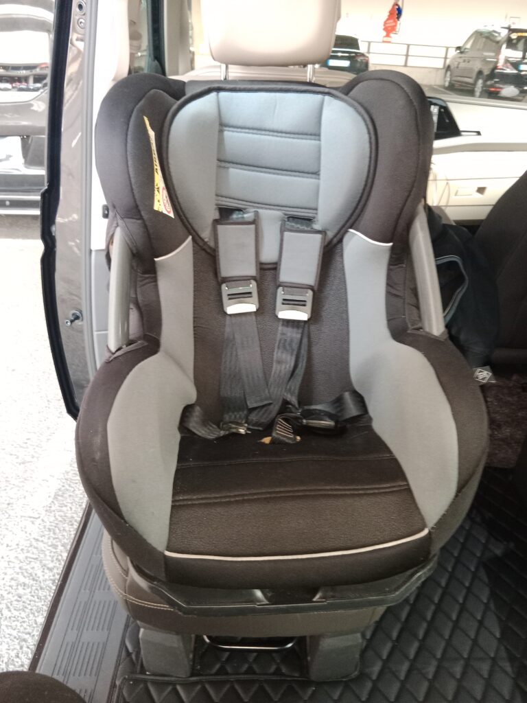 Siège bébé i-Size installé dans le Van VTC AÉROPORT PARIS — sécurité enfant homologuée R129