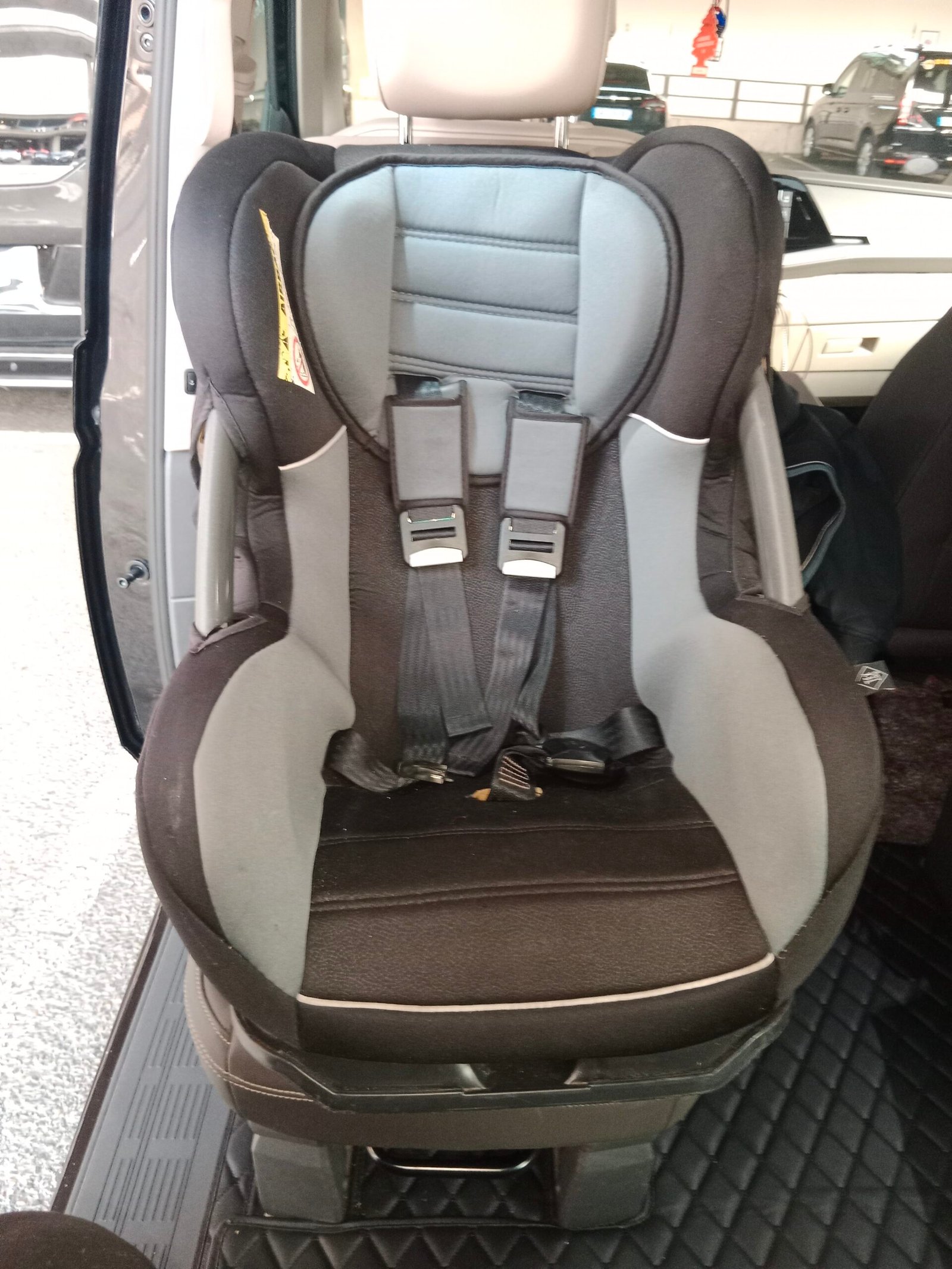 Siège bébé i-Size installé dans le Van Mercedes VTC AÉROPORT PARIS — sécurité enfant homologuée R129