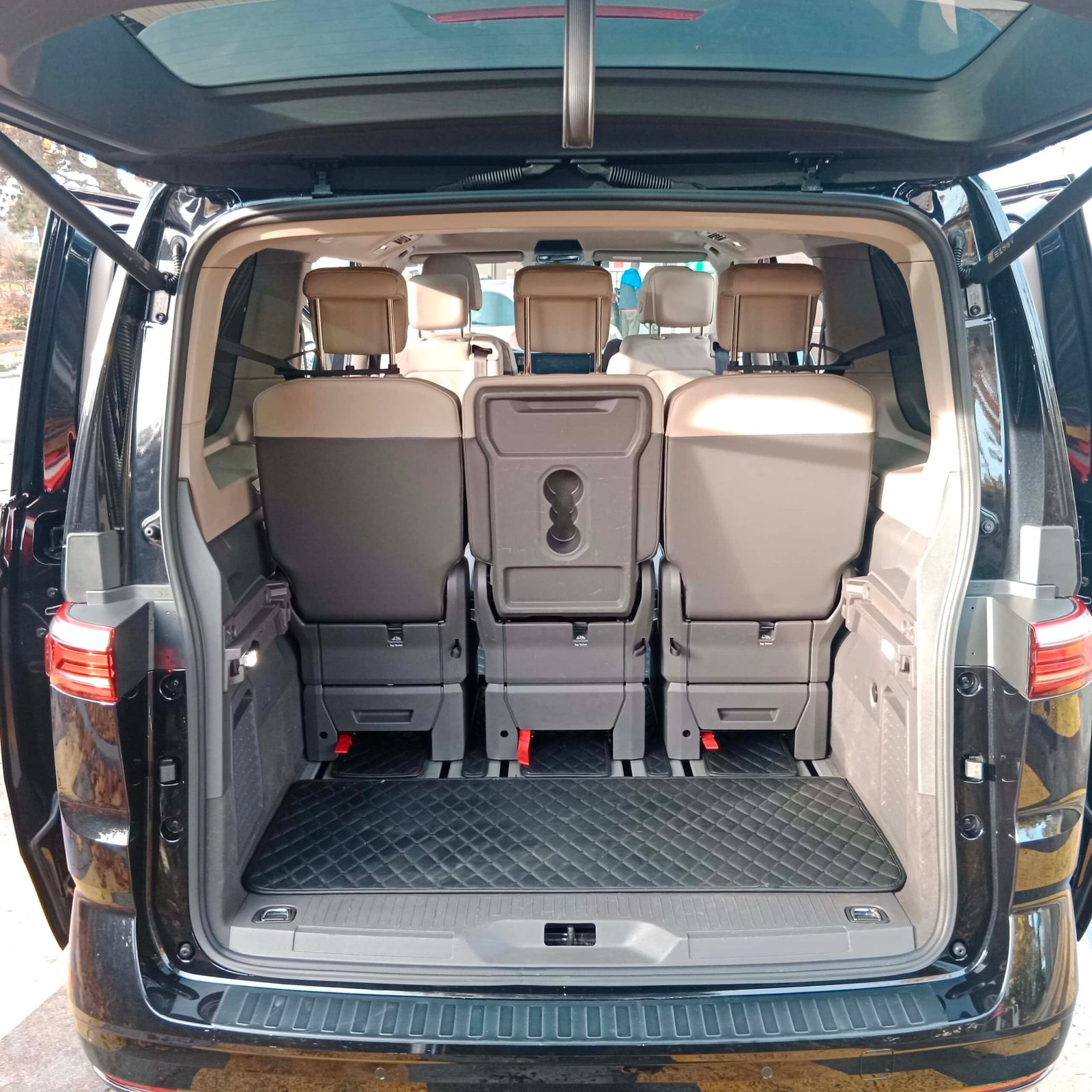 Van spacieux pour transferts Europe avec grand espace bagages