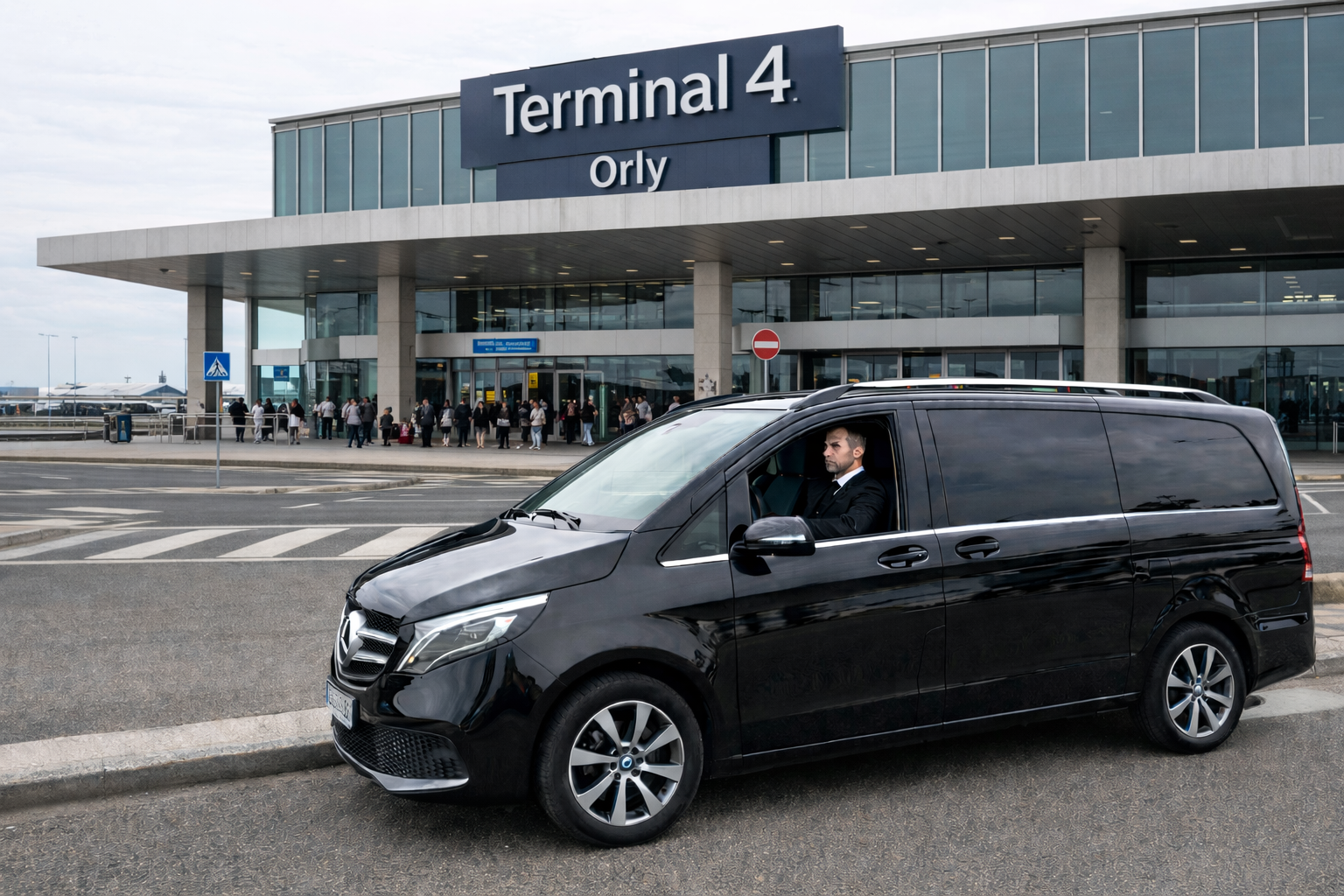 VTC devant Terminal 4 Orly — long-courriers French Bee, Air Caraïbes, Tunisair, Royal Air Maroc