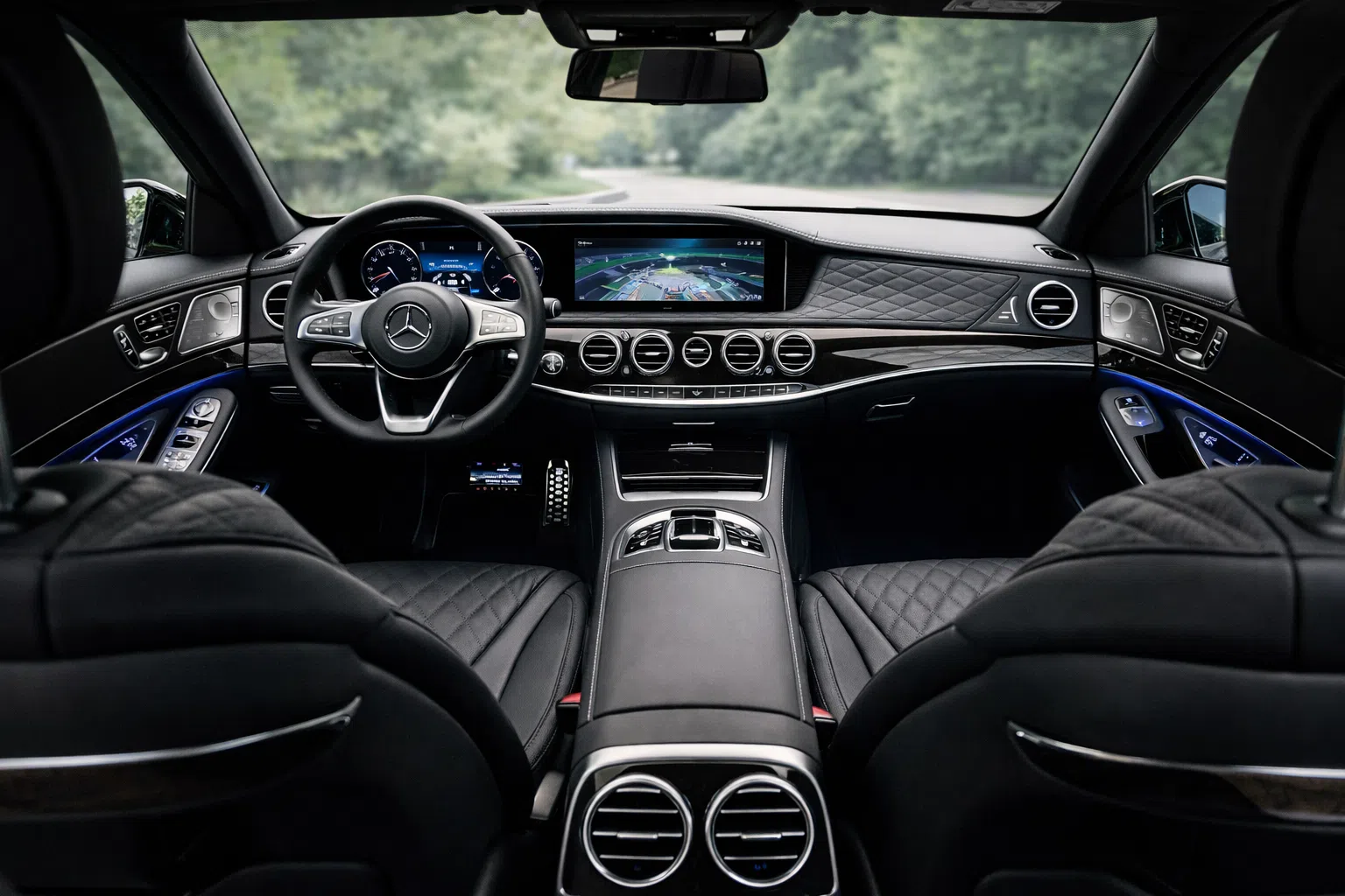 Int&eacute;rieur Mercedes VTC Paris &mdash; mise &agrave; disposition chauffeur priv&eacute; WiFi prises confort